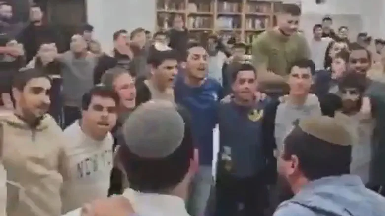 רוטמן רוקד עם תלמידי הישיבה