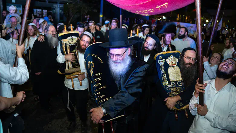 הרב שטטנר רוקד עם ספר התורה