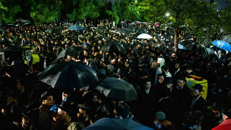 הלווייתו של הרב צבי קוגן הי"ד בכפר חב"ד