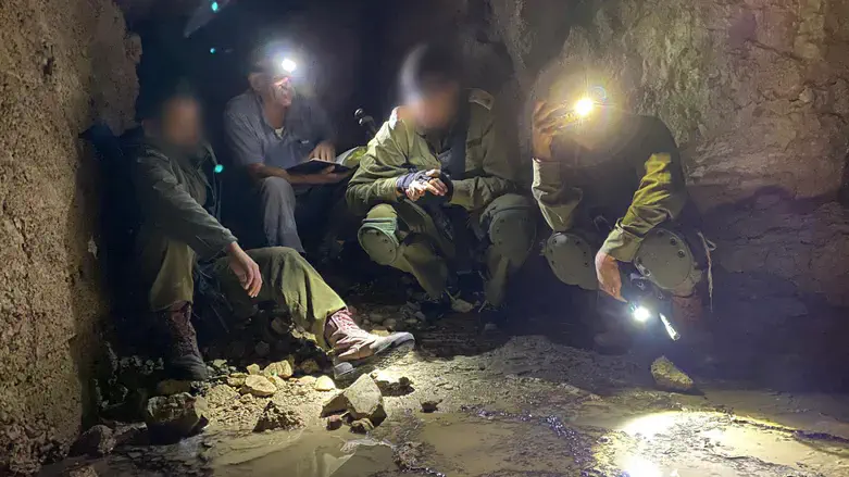 ז'אבו עם קצינים במערה בגזרת איו"ש