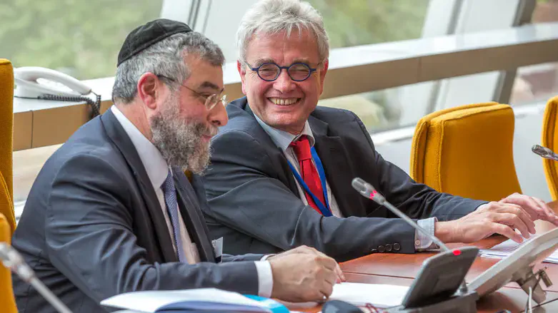 הרב גולדשמיט עם אחד מחברי מועצת אירופה