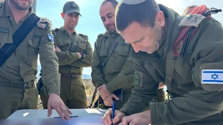 אלוף פיקוד מרכז חותם על שחרור השטח