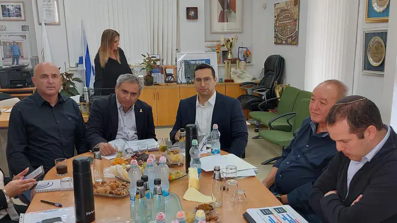 השרים וסרלאוף ואלקין בביקור במטה אשר