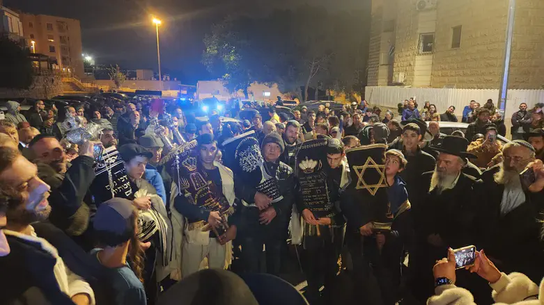 הכנסת ספר תורה לע"נ נתי הרוש