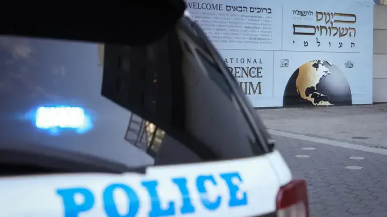 ניידת משטרה מאבטחת את כינוס השלוחים