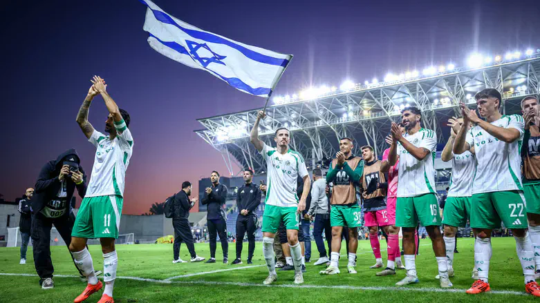 שחקני חיפה חוגגים ניצחון במושבה הערב