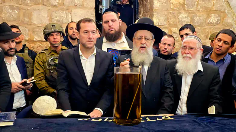 הרב דוד יוסף יחד עם יוסי דגן בקבר יוסף