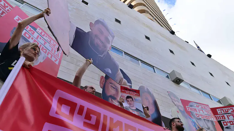 הפגנה למען החטופים בכניסה למצודת זאב