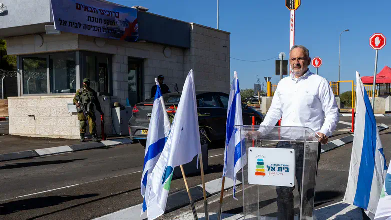 שי אלון בחנוכת הש.ג החדש