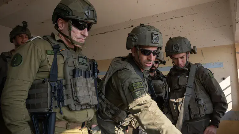 סא"ל יואל גליקמן מימין בעזה