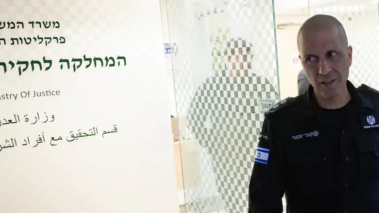 Коби Яакоби возле здания Министерства внутренних дел