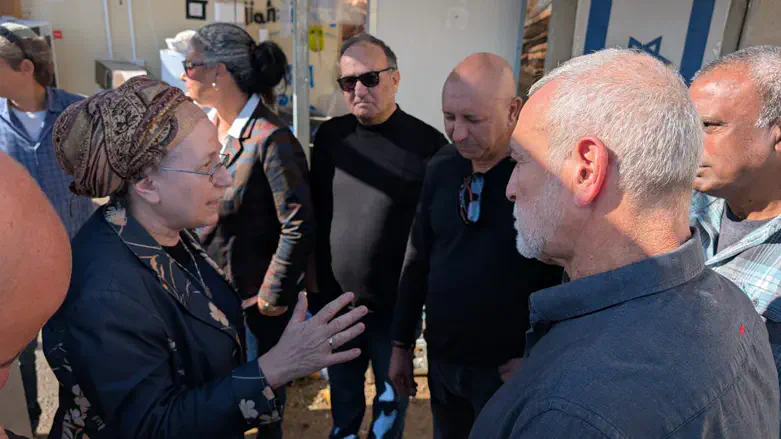 השרה סטרוק ביישוב גבול לבנון