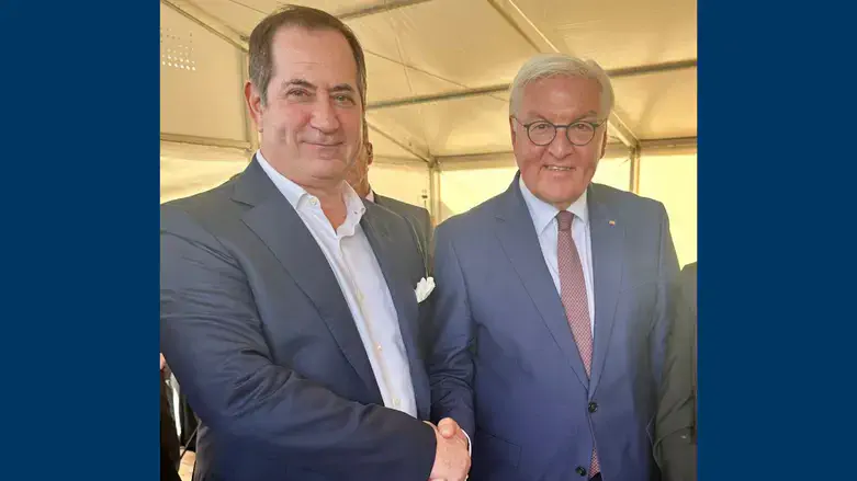 Stan Polovets (L) with German President Frank-Walter Steinmeier at the groundbreaking