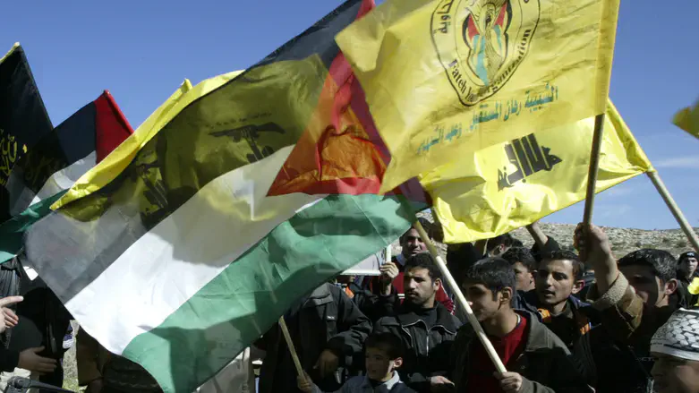 Боевики с флагами «Хизбаллы» и ПА. Иллюстрация