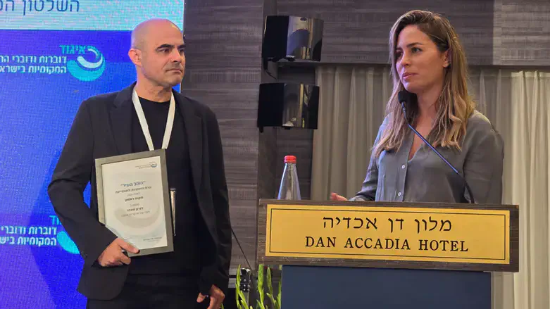 דורון שנפר בקבלת התעודה