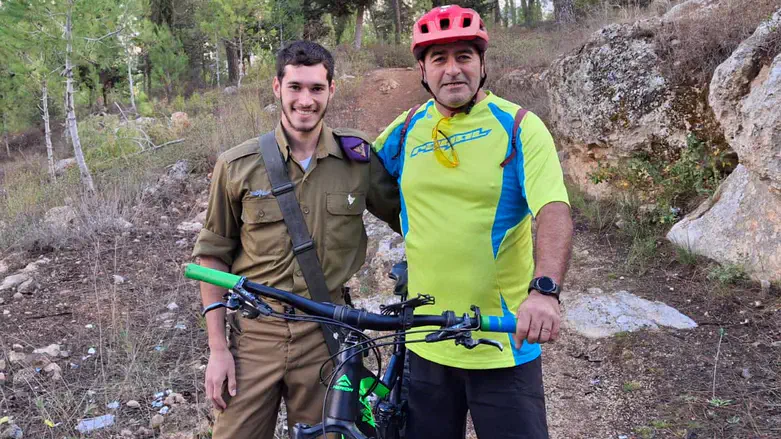 אבי מור עם החייל שהציל את חייו
