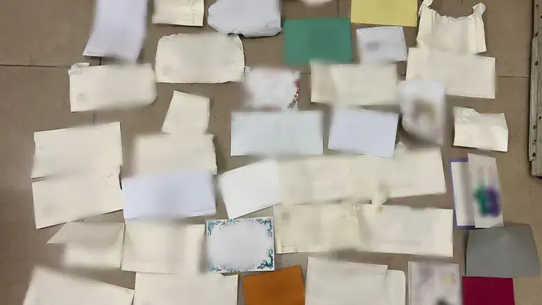 חלק מהעטפות שנתפסו