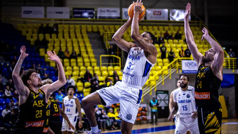 סטיבנס הערב מול היוונים