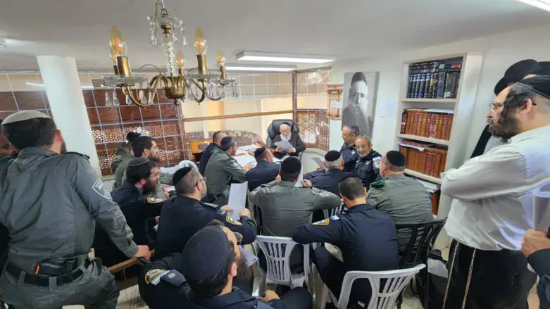 הרב זילברשטיין עם שוטרים