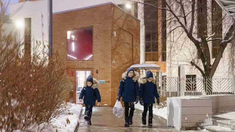 הולכים באפלת הבוקר