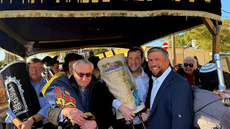 התורמים עם יוסי דגן והרב אבי שיש