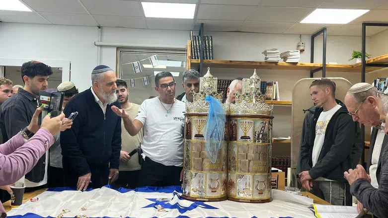 הכנסת ספר התורה