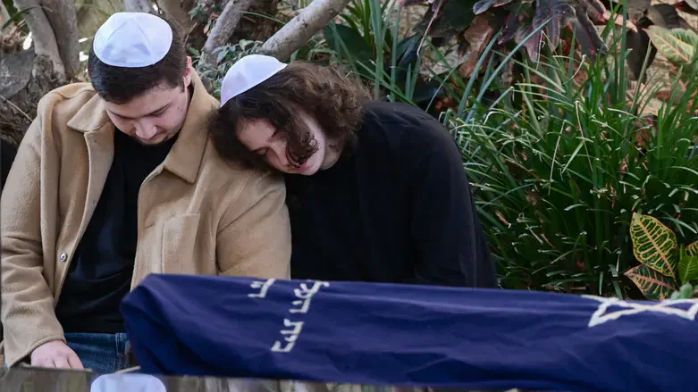 בניה של קורין אלאל במהלך ההלוויה