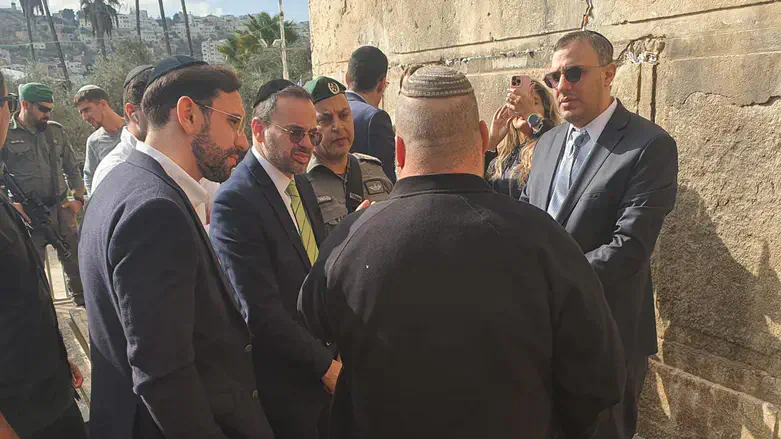 בוסו ומשריקי יחד עם ברמסון במערת המכפלה