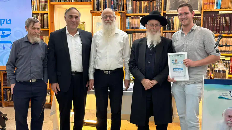 הזוכה בפרס הרב דרוקמן לצד הרבנים