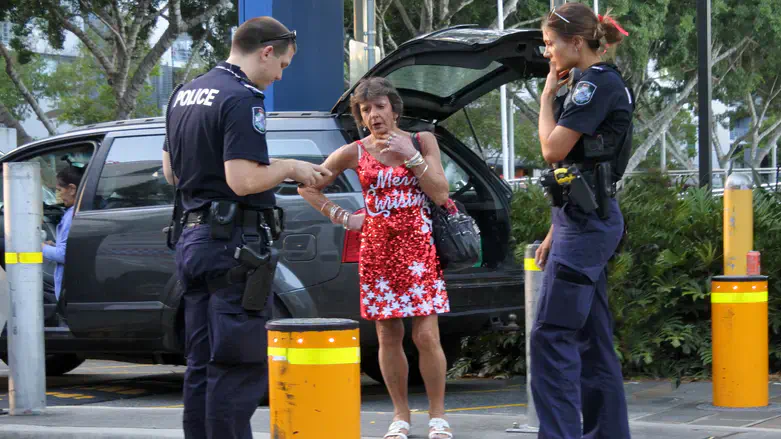 Австралийская полиция допрашивает женщину (архив)