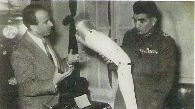 מציג פרוטזה ללקוח המצרי