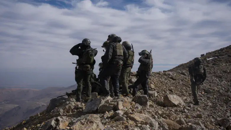 כבשו את כתר החרמון כך שהגולן יאיר. אולי בסוף אפילו יאיר גולן. חיילי צה"ל בשיא החרמון