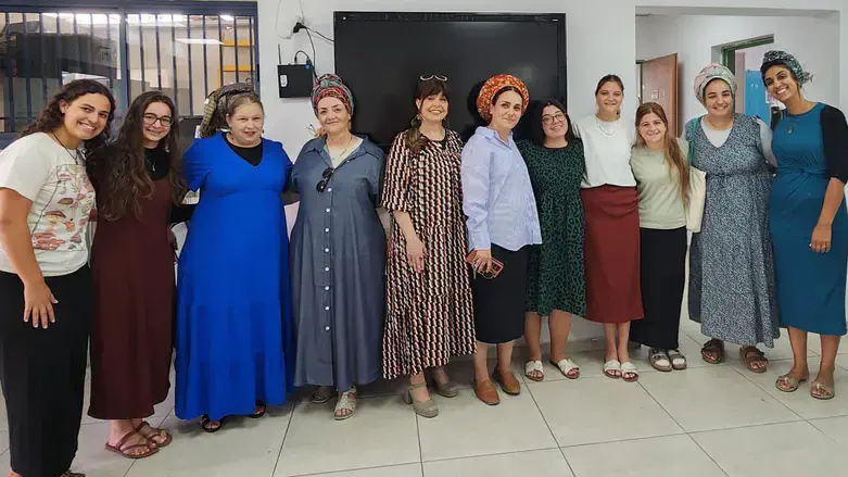 חברות שדולת האישה הדתית והחרדית עם בנות השירות בשדרות