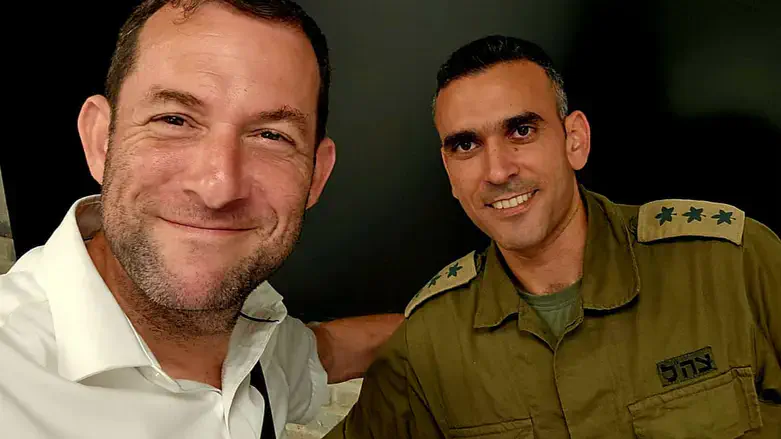 יוסי דגן עם מח"ט מנשה איוב כיוף