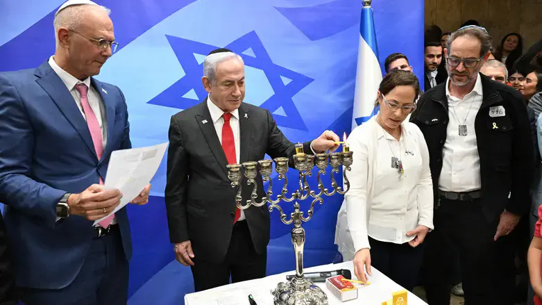 נתניהו מדליק נר ראשון של חנוכה