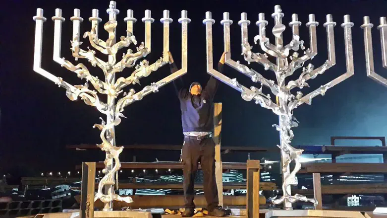 מייזל והחנוכיות