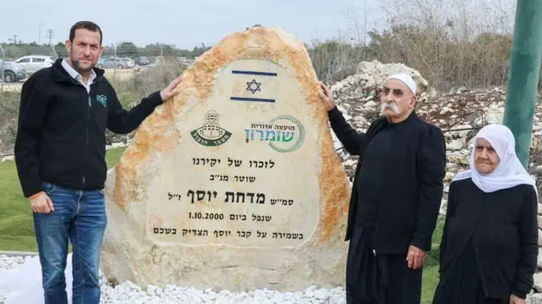 דגן עם הוריו של מדחת ז"ל באנדרטה לזכרו