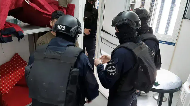 סוהרים בכלא עופר