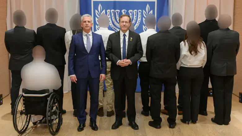 הרצוג וברנע עם מצטייני המוסד