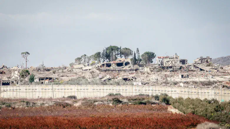 העיירה מטולה סמוך לגדר הגבול