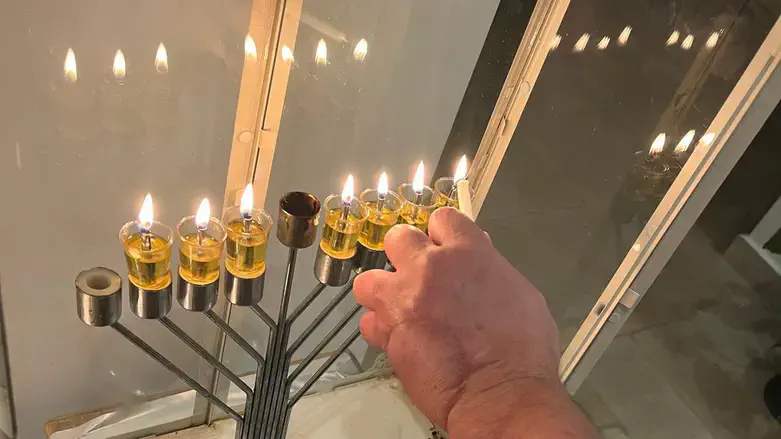 Рука раненого бойца