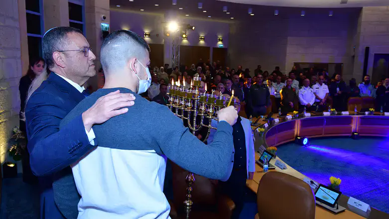 תעודת הוקרה וסיכת סמל ירושלים למצטיינים