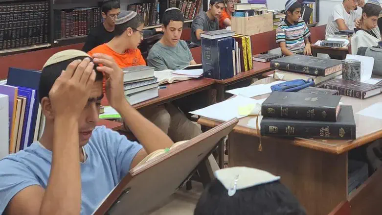 לימוד בבית המדרש בישיבת מבקשי ה'