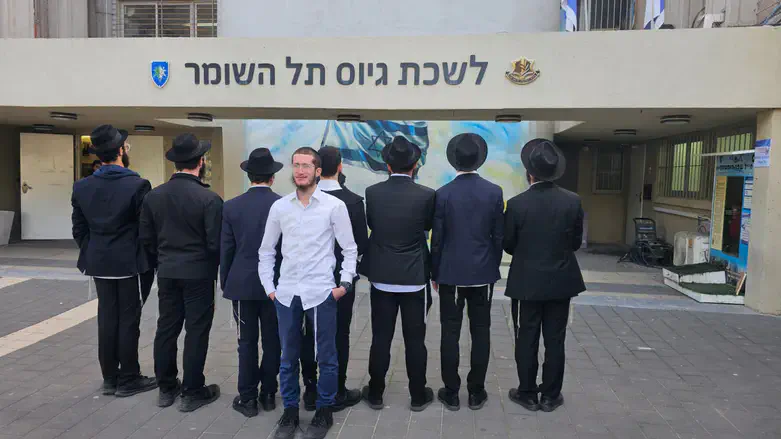 אחד המתגייסים עם חבריו שהגיעו לתמוך
