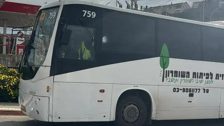 Автобус, подвергшийся обстрелу
