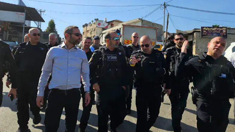 ישראל גנץ ומפכ"ל המשטרה בזירת הפיגוע בפונדוק