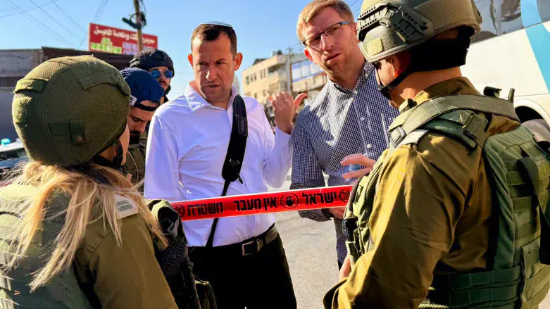 Йоси Даган на месте теракта в Самарии