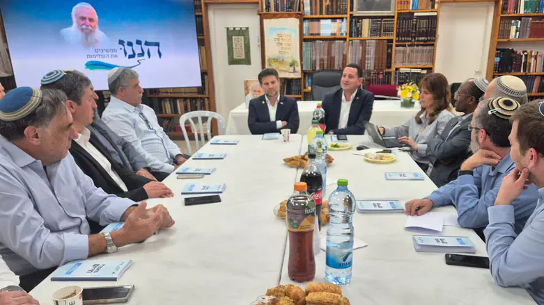 ישיבת סיעה בביתו של הרב חיים דרוקמן
