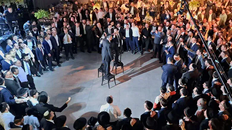 רוקדים לכבודה של תורה