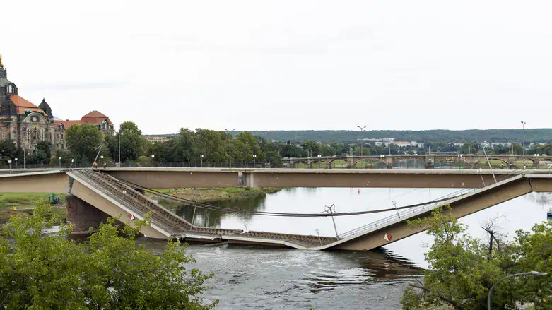 גשר Carolabrücke שקרס - במהלך העבודות אותרה הפצצה